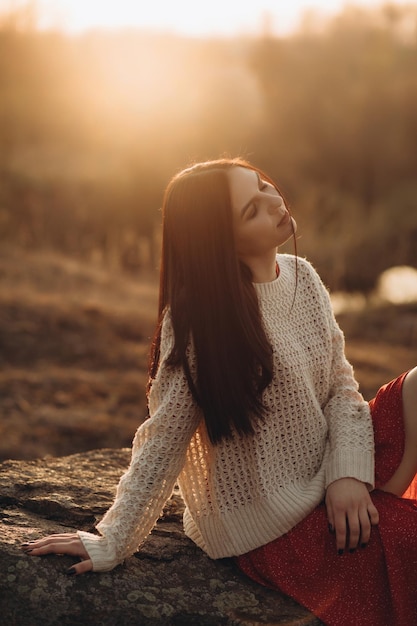 Foto maglione caldo donna felice tramonto viaggio turismo