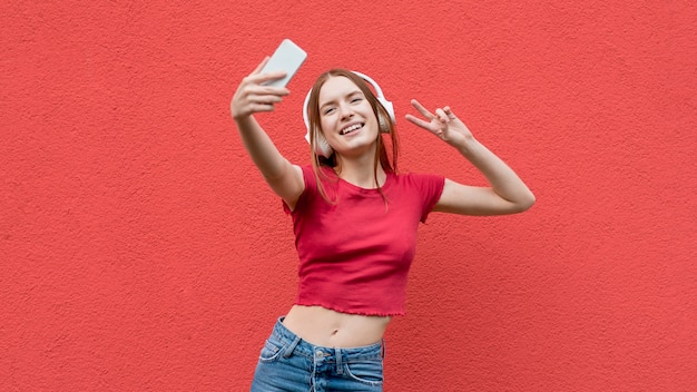 写真 selfieを取って幸せな女