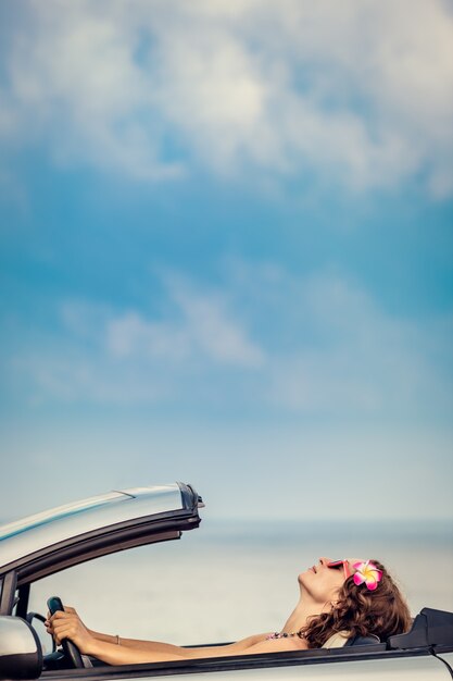 Foto donna felice che viaggia in macchina al mare ragazza che si diverte in cabriolet concetto di vacanza estiva
