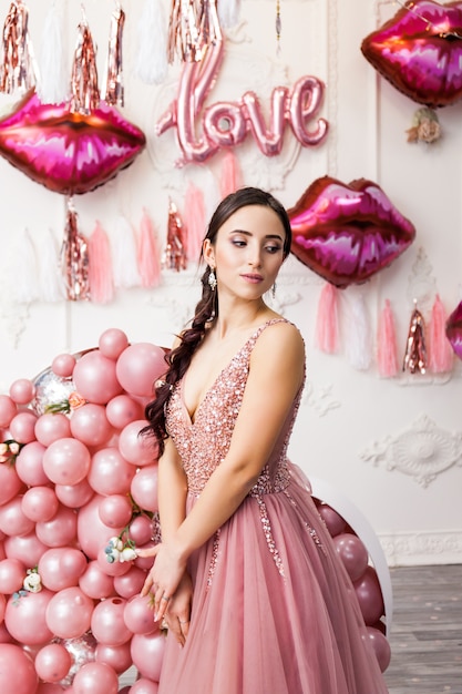 Photo happy woman in tulle dress with pink ballons. luxury