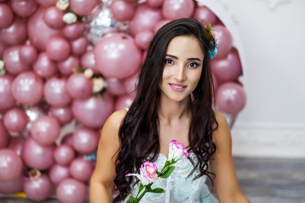 Photo happy woman in tulle dress with pink ballons.