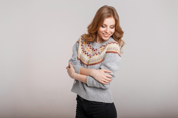 Photo happy woman in vintage sweater on gray background