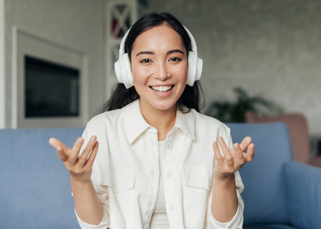 Photo happy woman wearing headphones