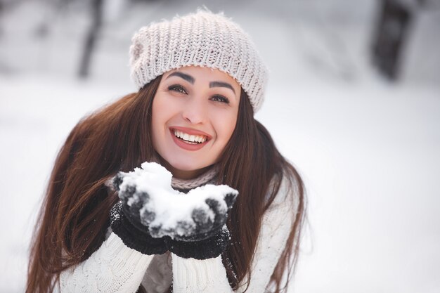 Donna felice nel paesaggio invernale