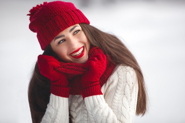 Donna felice nel paesaggio invernale