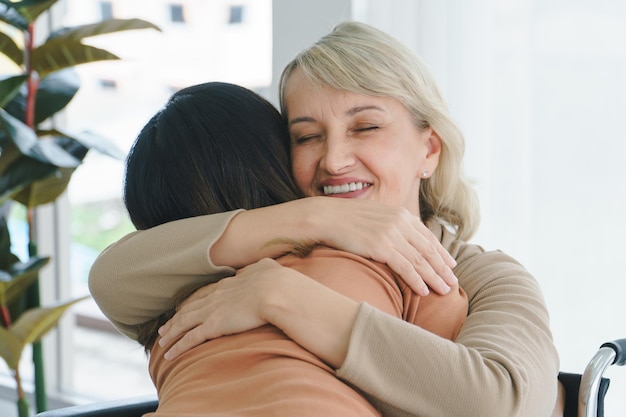 Photo happy woman with arms raised