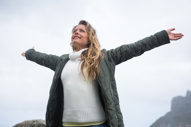 Photo happy woman with arms wide open