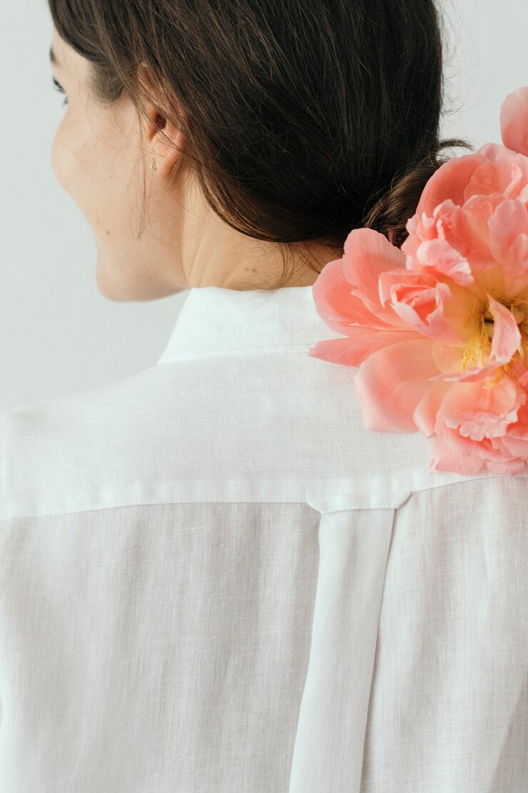 Photo happy woman with a bouquet of coral sunset peony