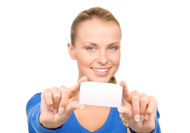 счастливая женщина с визитной карточкой над белой