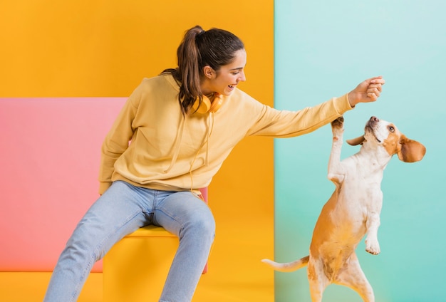 Foto donna felice con un cane