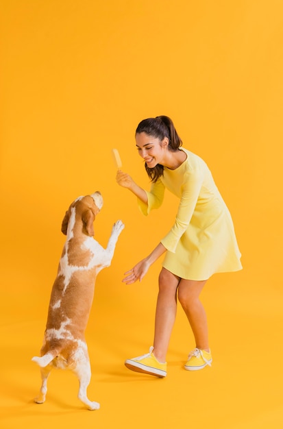 Photo happy woman with a dog