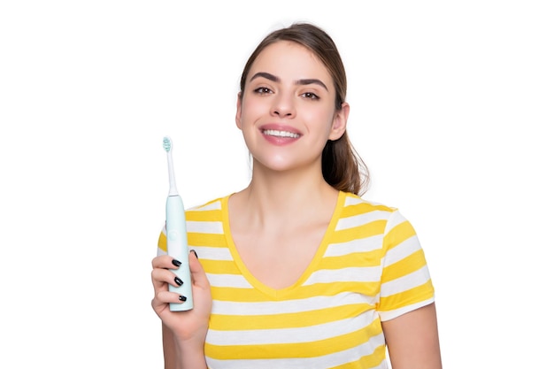 白い背景で隔離の電動歯ブラシと幸せな女