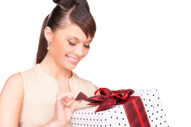 счастливая женщина с подарочной коробкой над белой