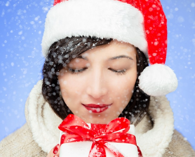 Photo happy woman with gift box