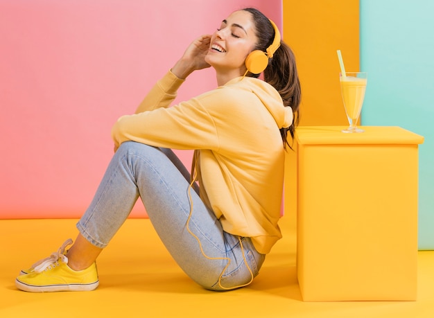 Photo happy woman with a glass of juice