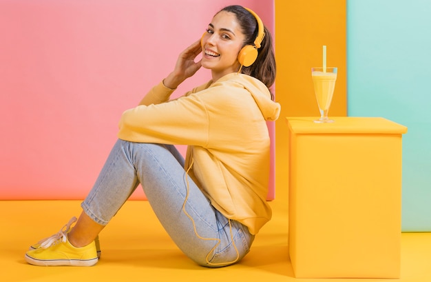 Foto donna felice con un bicchiere di succo