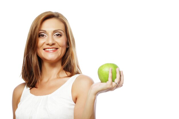 Счастливая женщина с зеленым яблоком