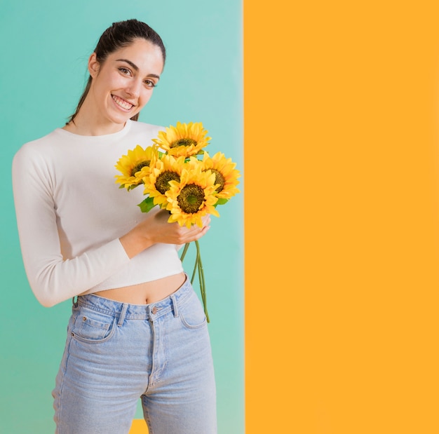 Photo happy woman with sunflower bouquet