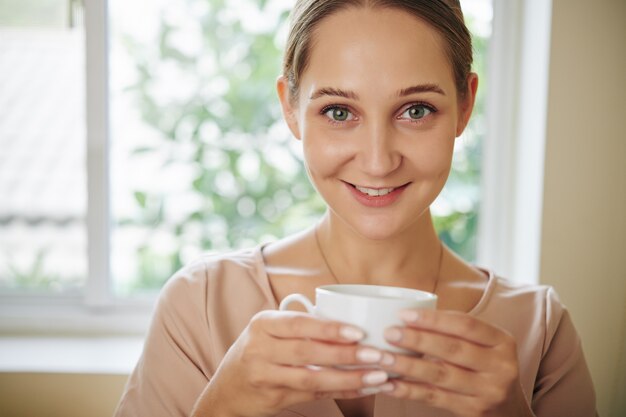 Donna felice con la tazza di tè