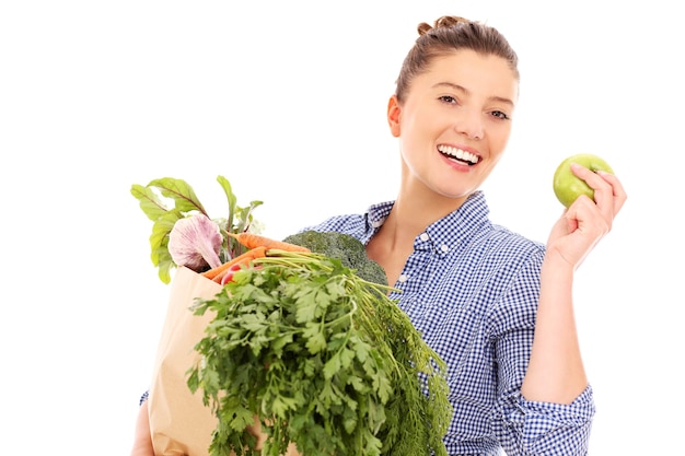 白い背景の上の野菜とリンゴと幸せな女性