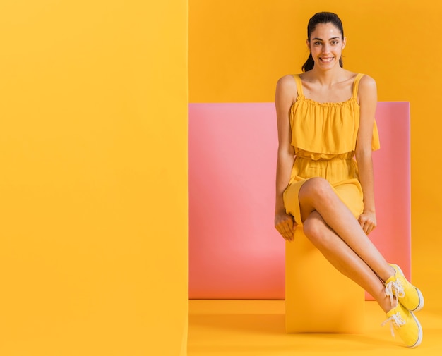 Photo happy woman in yellow dress