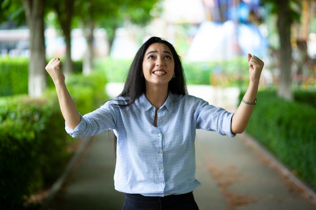 幸せな女はい通りに署名します。