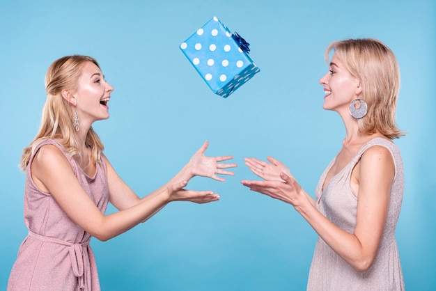 Foto le donne felici sono giocose