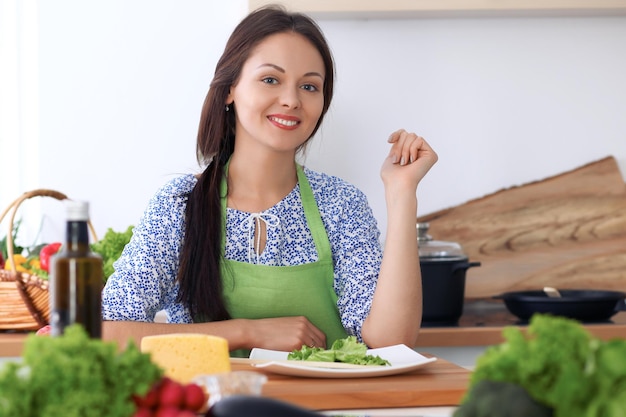 キッチンで料理をする幸せな女性