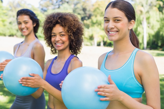 薬のボールで運動する幸せな女性