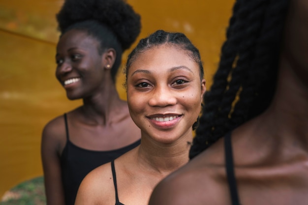 Foto le donne felici all'aperto si chiudono