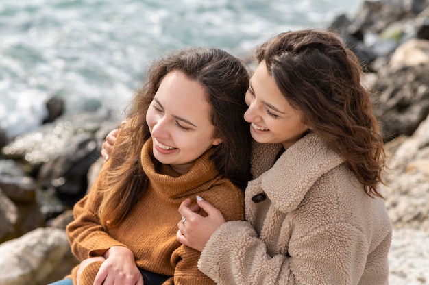 Photo happy women posing together on rock