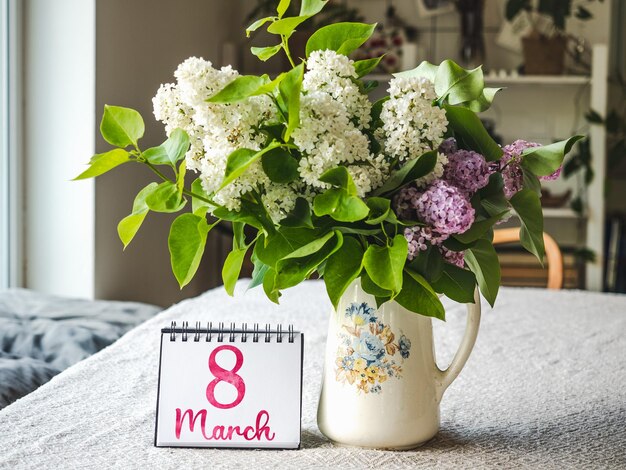 Felice festa della donna bellissimi fiori e iscrizione di congratulazioni