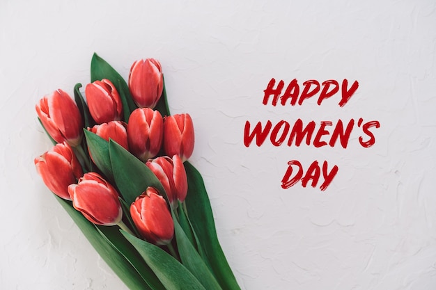 여성의 날을 축하 해요. 거실의 옷장에 빨간 튤립 꽃다발.