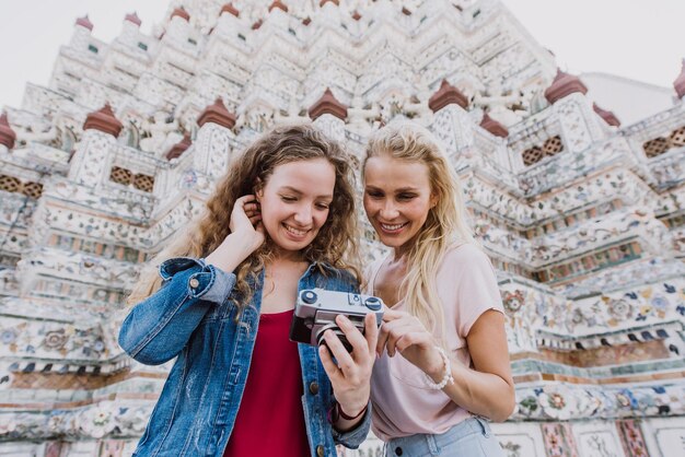 Foto donne felici al tempio in città