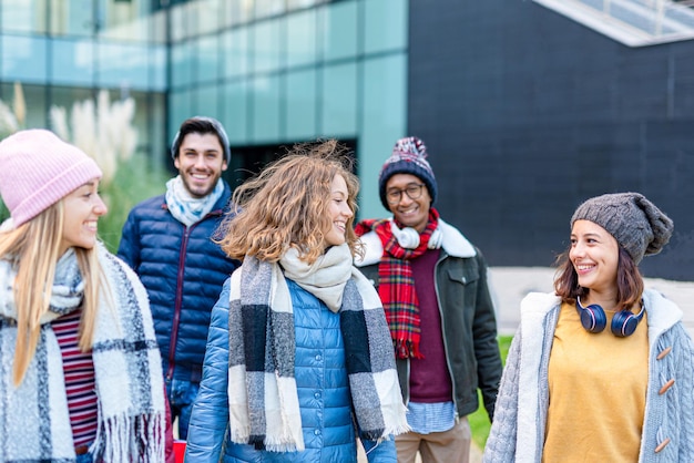 Photo happy women walking with their boyfriends on background, group of millennial friends having fun in the city, cool attitude and trendy clothes