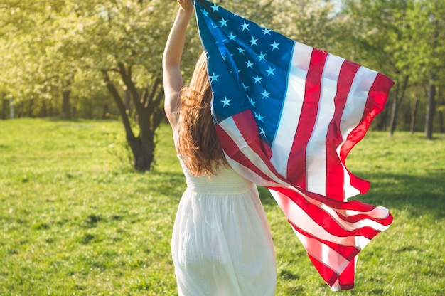 アメリカの国旗USAと幸せな女性が7月4日を祝う
