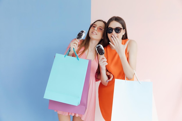 Foto donne felici con borse della spesa