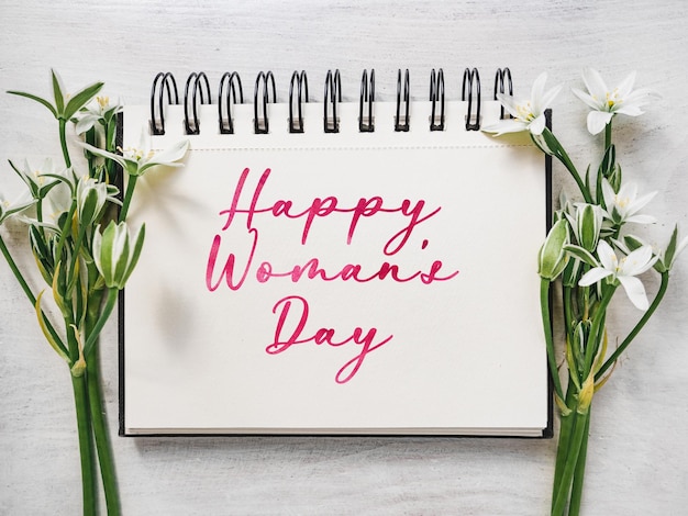 Happy Womens Day wenskaart met een felicitatie inscriptie