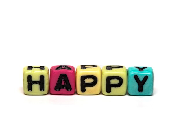 여러 가지 빛깔의 어린이 장난감 큐브로 만든 행복한 단어 xA