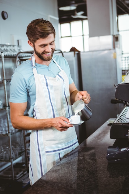 Photo happy worker making coffee