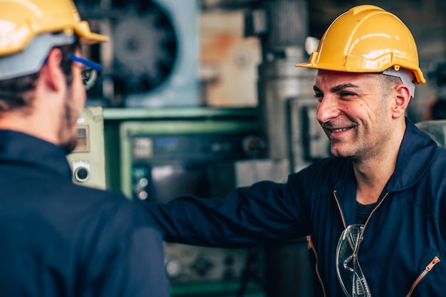 Lavoratore felice, ingegnere tecnico industriale sorridente piace lavorare insieme con il collega.