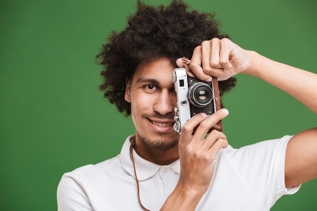 Felice giovane fotografo africano uomo riccio