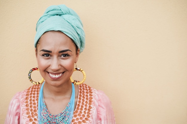 Photo happy young african woman smiling on camera