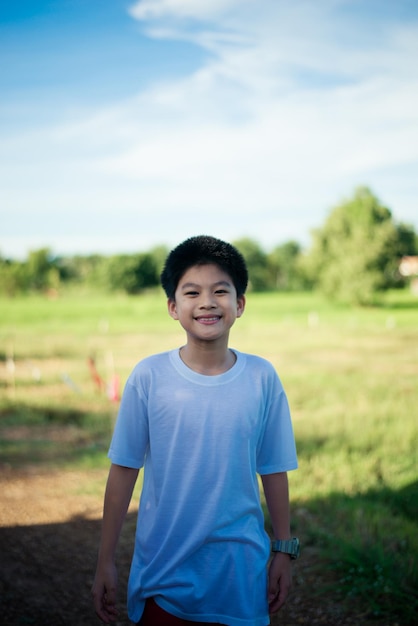 写真 白いシャツを着た幸せな若いアジアの少年