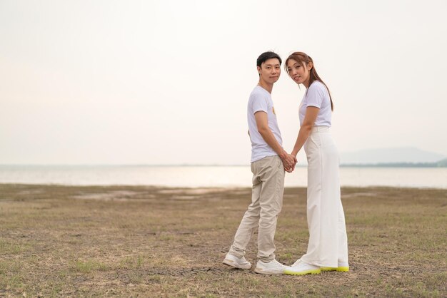 Felice giovane coppia asiatica in t-shirt sposa e sposo pronta per sposarsi e celebrare il matrimonio