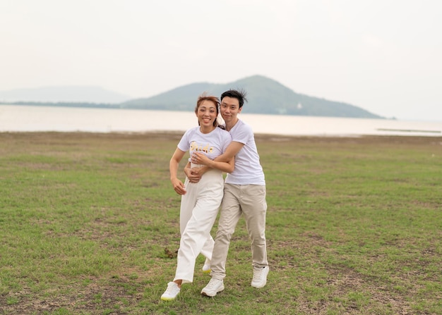 결혼과 결혼을 축하할 준비가 된 신부와 신랑 티셔츠를 입은 행복한 젊은 아시아 커플