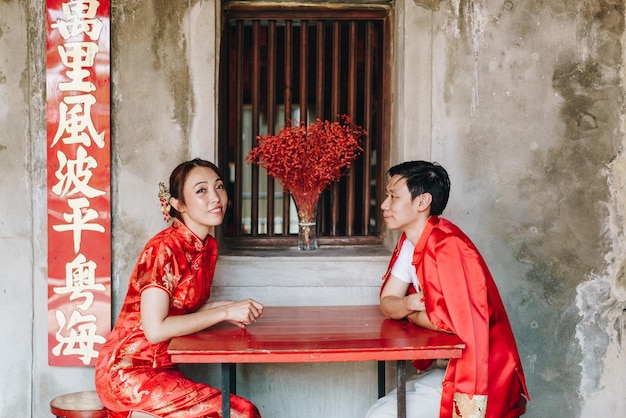 중국 전통 드레스를 입은 행복한 젊은 아시아 커플