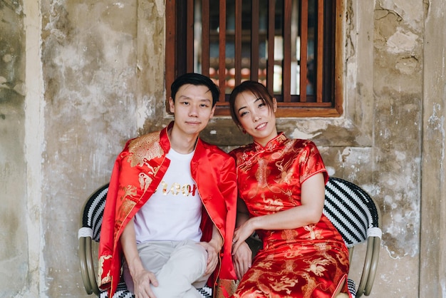中国の伝統的なドレスで幸せな若いアジア カップル
