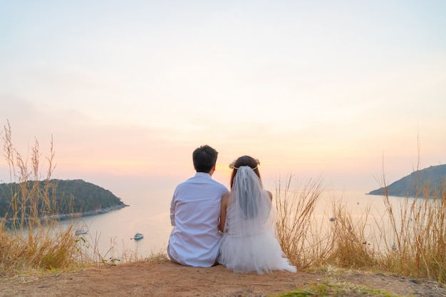 사진 좋은 시간을 보내고 사랑에 행복 한 젊은 아시아 부부