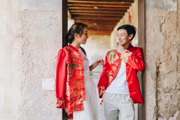 중국 전통 드레스를 입은 행복한 젊은 아시아 커플 사랑 - 빨간색은 중국의 결혼식을 포함한 전통 축제의 주요 색상입니다.